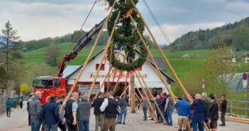 Pernecker Maibaum nach 2‑jähriger Pause 12 Jubilaren gewidmet