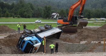Schotter-LKW auf Baustelle in Pinsdorf in Baugrube gestürzt