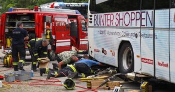 Motorradlenker bei schwerem Verkehrsunfall unter Bus eingeklemmt