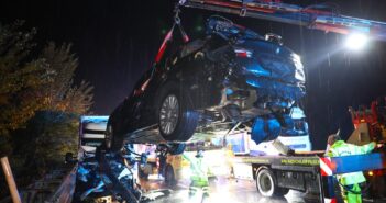 Unfallstelle übersehen: Schwerer Unfall nach Autoüberschlag auf Westautobahn bei Seewalchen