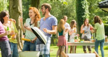 Das richtige Outfit für Garten- und Grillfeiern: Eine Quadratur des Kreises?