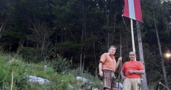 Aussichtsplatz „Wasserfallwand“ in Obertraun-Neue Fahne montiert!