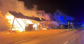 Großeinsatz in Scharnstein: Lagerschuppen in Vollbrand