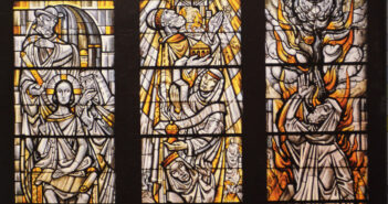 Ausstellung in der Pfarre Attnang am 20.8‑Kirchenfenster als Kunstwerke