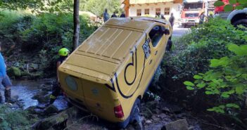 Postauto in Bachbett gerutscht