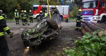 Auto bei Verkehrsunfall in Bachbett überschlagen