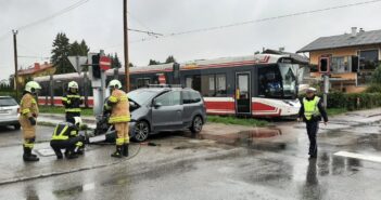 Auto kollidierte mit Attergauer Lokalbahn