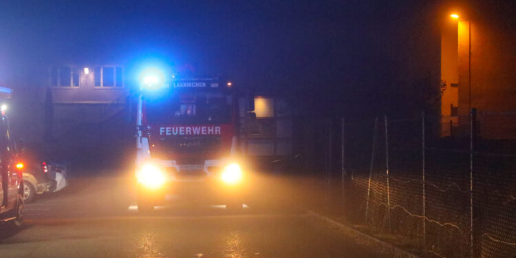 Mann in Laakirchen mit Hilfe der Feuerwehr aus Traunböschung gerettet