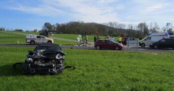 Mopedlenkerin bei Frontalzusammenstoß schwer verletzt