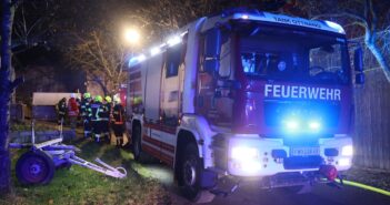 Großeinsatz bei Brand in der Garage eines Vierseitenhofes