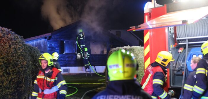 Holzhaus in Attnang-Puchheim ging in Flammen auf