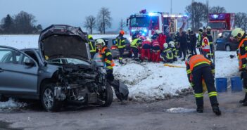 Vier teils Schwerverletzte bei schwerem Verkehrsunfall in Gschwandt