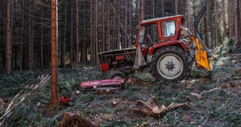 Person bei schwerem Forstunfall in Regau unter Traktor eingeklemmt