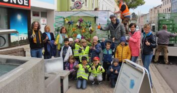Spannendes Experiment mit einem Eisblock in Schwanenstadt