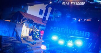 Drei Feuerwehren bei Glimmbrand im Dachboden in Pinsdorf