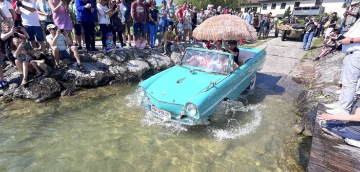 Schwimmende Autos im Traunsee
