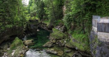 Frau stürzte fast in Traunfall