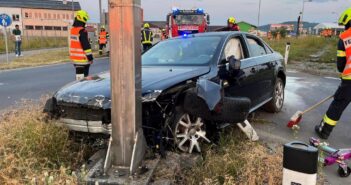 Leicht zerbrechlich: Auto donnert quer durch neugestalteten “Glas-Kreisverkehr” bei Schwanenstadt