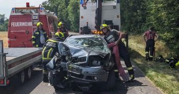 Mit Auto bei Rüstorf frontal gegen Bäume geprallt
