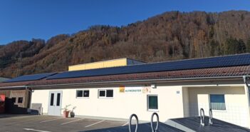 Nachhaltigkeit im Fokus: Neue Photovoltaik-Anlage am Dach des ASZ Altmünster