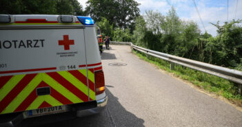 Radfahrerin in Kehre bei Desselbrunn über steile Stützmauer abgestürzt