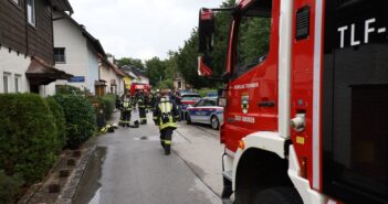 Schwieriger Löscheinsatz bei Brand in einer zugemüllten Wohnung in Gmunden
