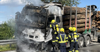Nach Reifenplatzer: LKW ging in Flammen auf