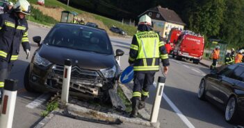 Auto in Ungenach auf Fahrbahnteiler gelandet