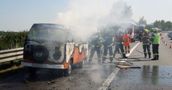 Kleinbus auf der A1 in Vollbrand
