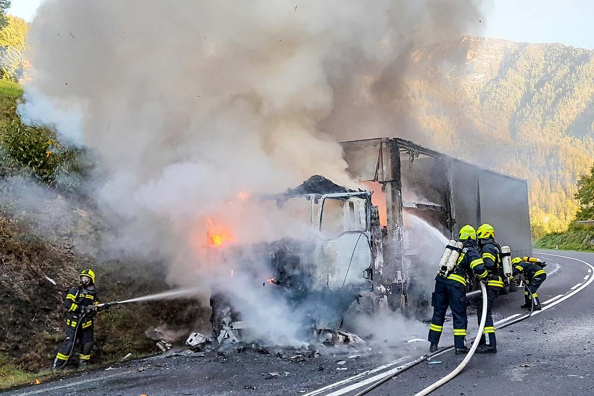 LKW am Pötschen in Vollbrand