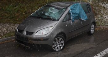 Autoüberschlag auf Scharnsteiner Straße bei St. Konrad