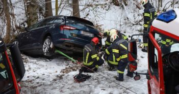 Weggerollt: Abgestelltes Auto in Grünau im Almtal in Bachbett gerollt