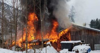 Holzhütte in Vollbrand