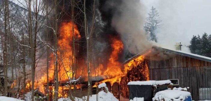 Holzhütte in Vollbrand
