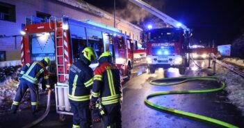 13 Feuerwehren bei Brand in landwirtschaftlichem Gebäude in Timelkam