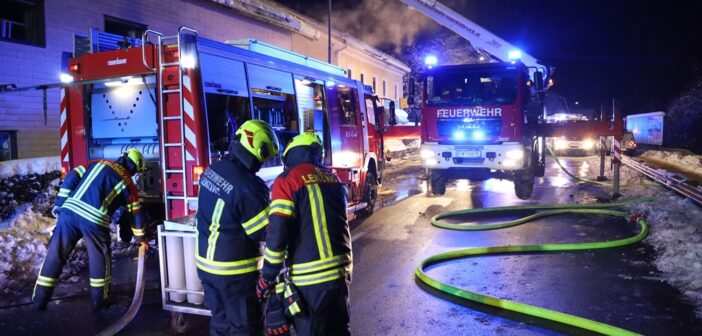 13 Feuerwehren bei Brand in landwirtschaftlichem Gebäude in Timelkam