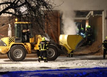 Drei Feuerwehren bei nächtlichem Brand in einem Hackschnitzellager in Vorchdorf