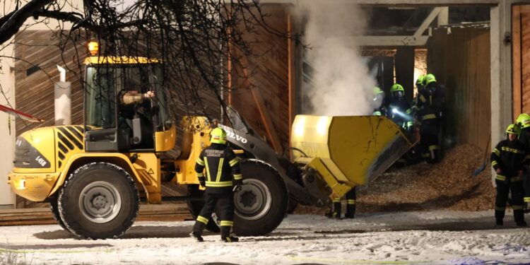 Drei Feuerwehren bei nächtlichem Brand in einem Hackschnitzellager in Vorchdorf
