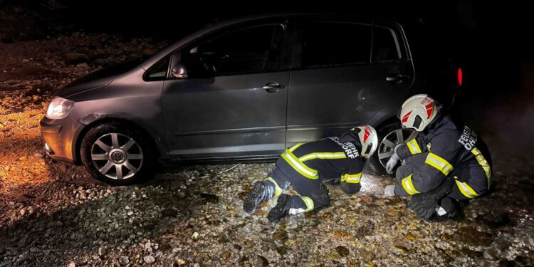Mit Auto in die Traun gestürzt