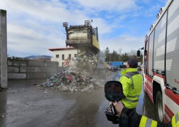Brennendes Müllfahrzeug in Laakirchen