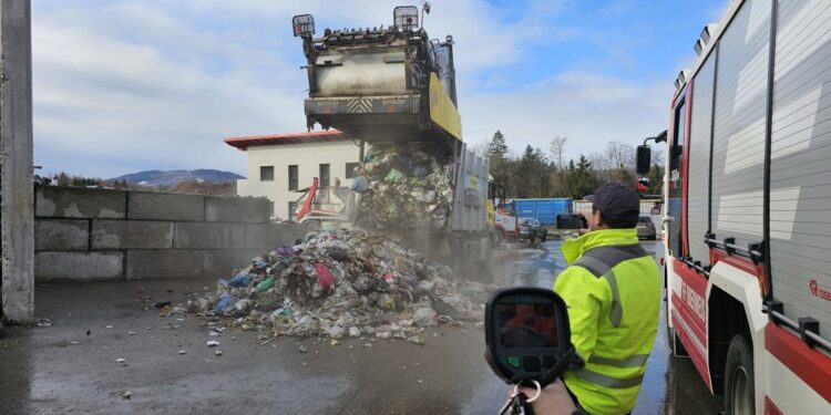 Brennendes Müllfahrzeug in Laakirchen