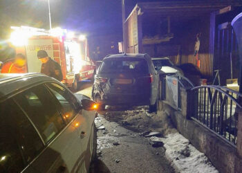 PKW fuhr auf abgestelltes Fahrzeug auf