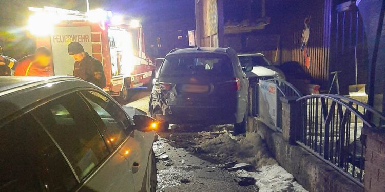 PKW fuhr auf abgestelltes Fahrzeug auf