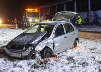 Heftige Kollision zweier PKW in Ohlsdorf sorgte für Einsatz von drei Feuerwehren