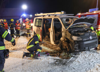 Kleintransporter kam von Straße ab