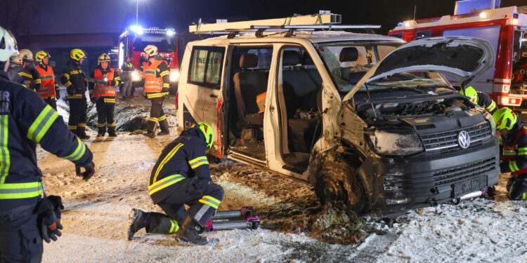 Kleintransporter kam von Straße ab