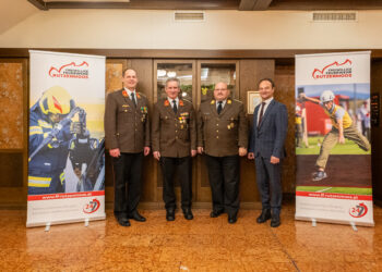 Verleihung des Oberösterreichischen Feuerwehr-Verdienstkreuzes II. Stufe Silber an Josef Riedl