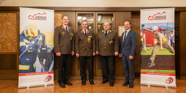 Verleihung des Oberösterreichischen Feuerwehr-Verdienstkreuzes II. Stufe Silber an Josef Riedl