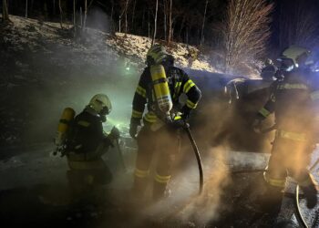 20 Minuten nach Kauf: Auto auf Westautobahn in Flammen aufgegangen