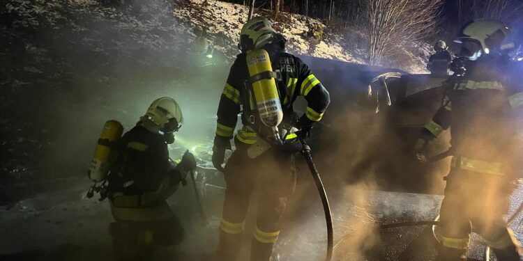 20 Minuten nach Kauf: Auto auf Westautobahn in Flammen aufgegangen